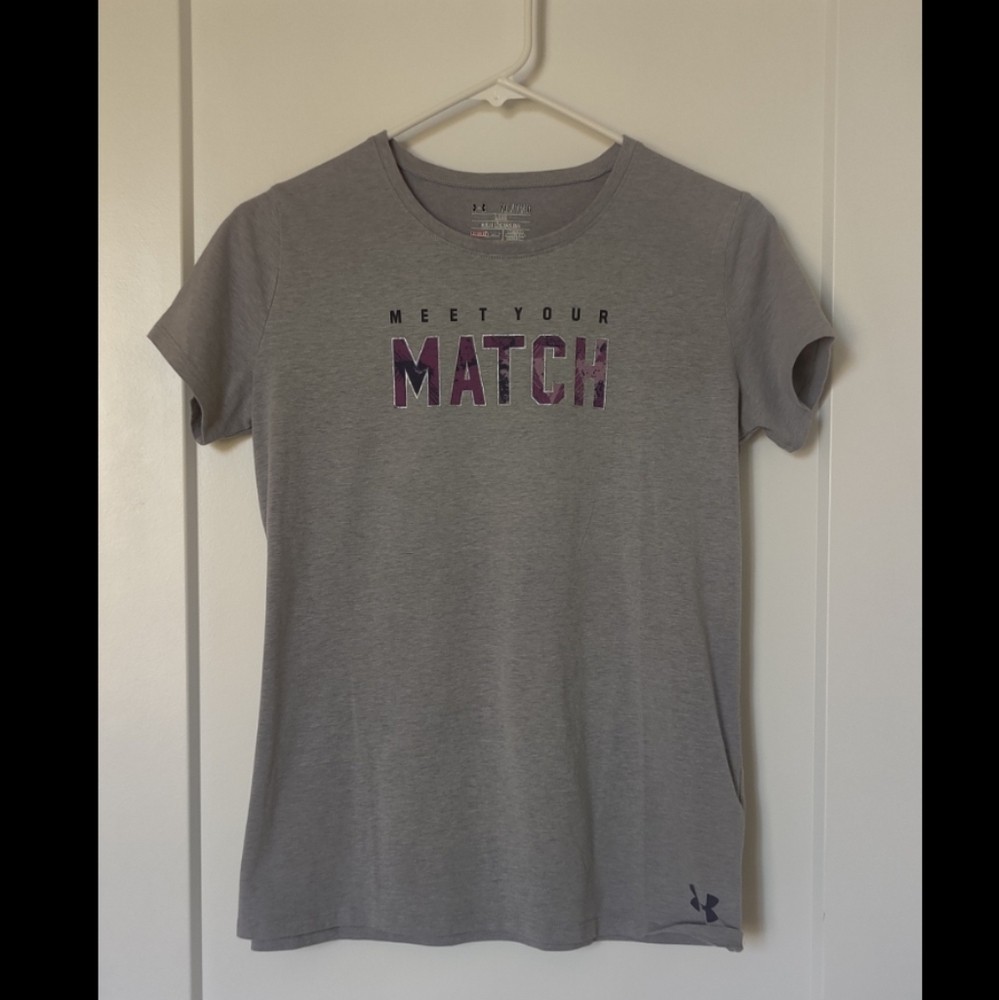 An Under Armor gray short sleeve tee!